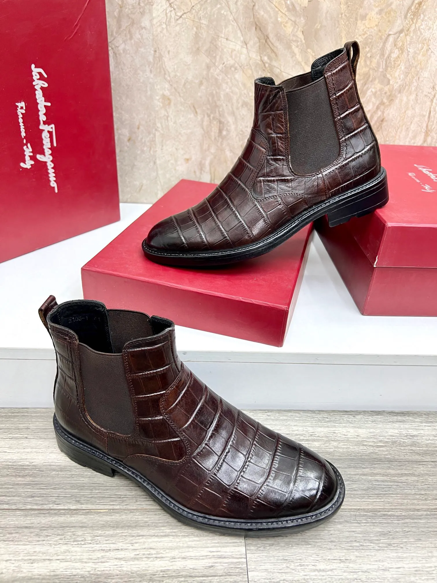 Original order quality: Men's shoes 💰700 Brand: Ferragamo (Ferragamo) One size larger: Men's size 38-44 (45 customized) Grade: Same style as the official website High-end men's shoes Material: Original cowhide, cowhide lining, original outsole Style category: Chelsea men's boots Fashion trend Color: Actual picture